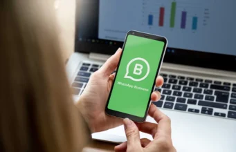 How to Use WhatsApp for Business Small business using WhatsApp to communicate with customers