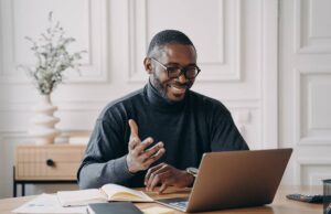 Como Iniciar um Negócio Online Entrepreneur building an online business with a laptop